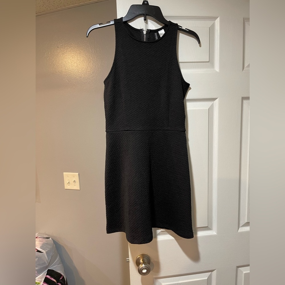 Black cutout sleeveless dress